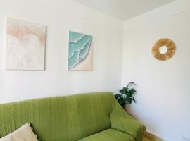 Stylish 2 Bedrooms near Metro 1 King bed & quiet retreat, hotel i Saint-Mandé