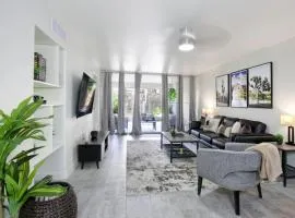 1st FLR poolside 2 bed Condo Old Town