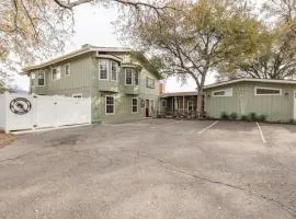 House in the Trees Suite for 2- Pool Table-Hot Tub