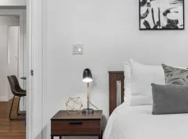 Mountain Loft Retreat, central and modern 1-Bed, steps from Downtown