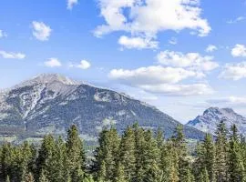 Beautiful 3BR, Mountain Views, Sleeps 12, Steps from Downtown