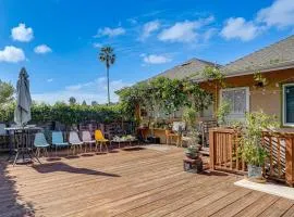 Walkable Dtwn Oakland Apt w/ Shared Rooftop!