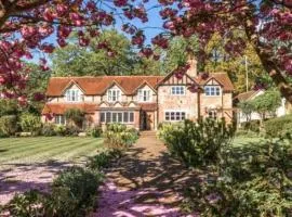 Villa sleeps 17 Historic Heritage 20mins away from Baker Street with HOT TUB Not for Event