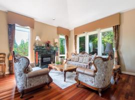 Ocean View Villa Indoor Pool Theater 5BR, hotel v destinaci West Vancouver
