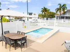 Vibrant FUN 3 BR House with Pool