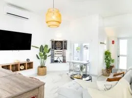 Vibrant FUN 3 BR House with Pool