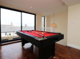 कार्डिफ़ में, होटल Queens Haven by Prime Stays - Luxury 4 Bedroom Home - All Ensuite & Games Room