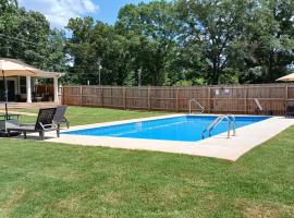 스톤마운틴에 위치한 호텔 Cozy Staycation Getaway with Huge Backyard