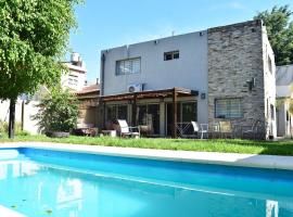 Casa familiar con pileta, hotel en Morón