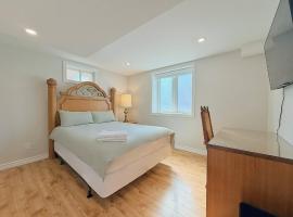 Cozy Rooms in Bright Walkout Suite - Newly Renovated in 2026，列治文山的飯店