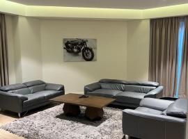 Pearl Properties three bedroom apartment, hotel Trofwi városában
