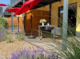 Ferienwohnung im Chaletstil Kornspeicher 70 qm Wellness Fitness Sauna Bergrödelhof, khách sạn ở Feilitzsch