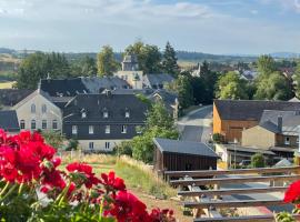 Ferienwohnung im Chaletstil Schlossblick 51 qm Wellness Fitness Sauna Bergrödelhof, khách sạn ở Feilitzsch