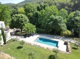 Mas, Piscine, Rivière et Forêt de la Sainte Baume