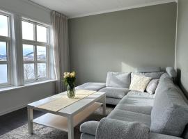 House by the fjord and mountains、Bogenのホテル
