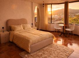 Los Ceibos Premium Family Home with Terrace & Games, hotel i Ibarra
