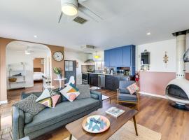 Pet-Friendly Desert Retreat w/ Hot Tub in Landers!, Hotel in Landers