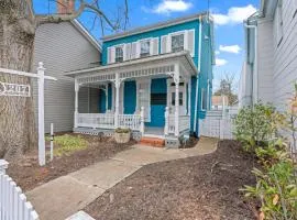 Downtown Flat - Walk to Dining & Shops - Sleeps 4