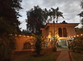 Hacienda Escondida 10min to Airport, hotel u gradu Alahuela