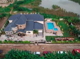 Luxurious 5-bed rooms home with solar power: Oyarifa şehrinde bir otel