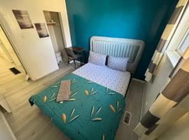 Private Room Near Airport D1, hótel í Brampton