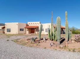 Pool & Views! Luxury Sonoran Desert Oasis Retreat, hotel di Tucson
