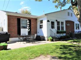 The 717 Charming Village Green Retreat, khách sạn ở Cape May