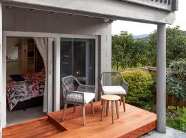 Stylish Studio Easy walk to Harbour and Town Lyttelton Retreat, hotell i Lyttelton