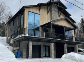 Chalet panoramique spa et ski au coeur des montagnes, hotel a Saint-Philémon