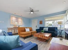 2 br, 2 bth, fully fenced home - The Sunnyside Up Beach Cottage