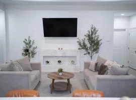 5BR Home • Backyard + BBQ / Sleeps 10