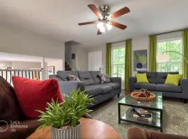 King Bed! 2 Living-rooms! Patio! BBQ Grill