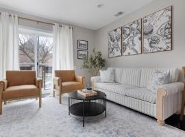 Stylish Downtown 2BR Luxury Comfort and Views, Hotel in Royal Oak
