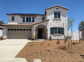 Modern Spacious 4BR Retreat Near Lake Perris, Hotel in Perris