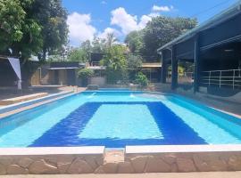 Depa más pileta en Ypane, hótel í Ypane