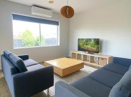 Spacious Family Home Opposite Playground, hotel i Elliminyt