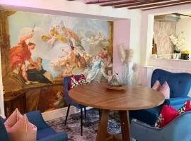 Heron Stays Bath- Historic Pub Retreat, 4 Spacious Bedrooms, Original Beams, Parking, Sleeps 9, 3 Miles to Bath Central