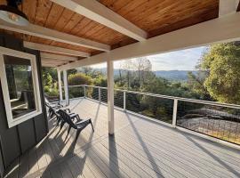 Peaceful & secluded, yet close to town.: Mariposa şehrinde bir otel