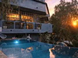 Le Petit Chateau du Jardin by AvantStay Hillside Malibu Retreat • Pool Hot Tub Waterslide