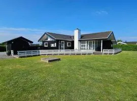 Cozy And Modern Holiday Home With All Equipment