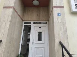 PEREA Luxury aprt with balcony and Free Save Parking with Remote Control
