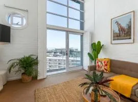 Green Point Loft - Pool, Parking, Sea Views - Walk to Stadium & Waterfront