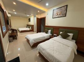 Hotel Sunrise, ξενοδοχείο σε Damoh