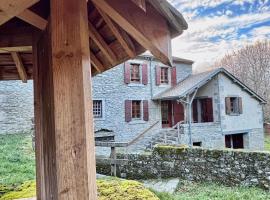 Maison au coeur de la forêt dans le Sidobre - GR36, Hotel in Lacrouzette