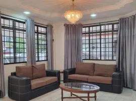 4-Bedroom Homestay 6KM from Downtown Miri