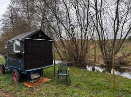Kuschliger Schäferwagen auf Wiese autark, Hotel in Hausbreitenbach