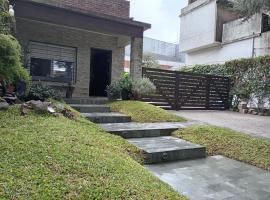 La Pinta Càlida casa en Malvìn con cochera, Hotel in Montevideo