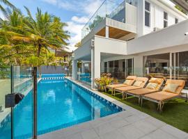Tenterfield Beachfront Luxury 4 Bedroom Holiday Home, hotel di Oak Beach