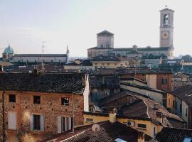 Spacious La Torre Apartment in Chiari near Station & Center Vista Duomo, Sleeps 5, hotel a Chiari