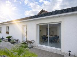 Maison avec piscine, Hotel in Golbey